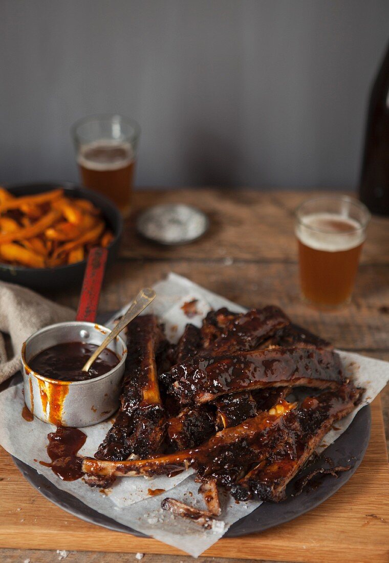 Grilled ribs glazed with BBQ with sauce served with chips