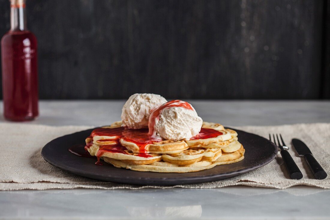 Waffeln mit Vanilleeis und Erdbeersirup