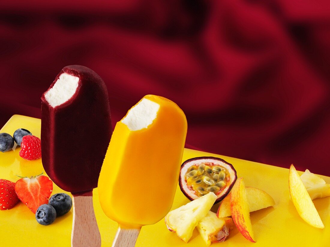 Eis am Stiel mit exotischen Früchten und Beeren