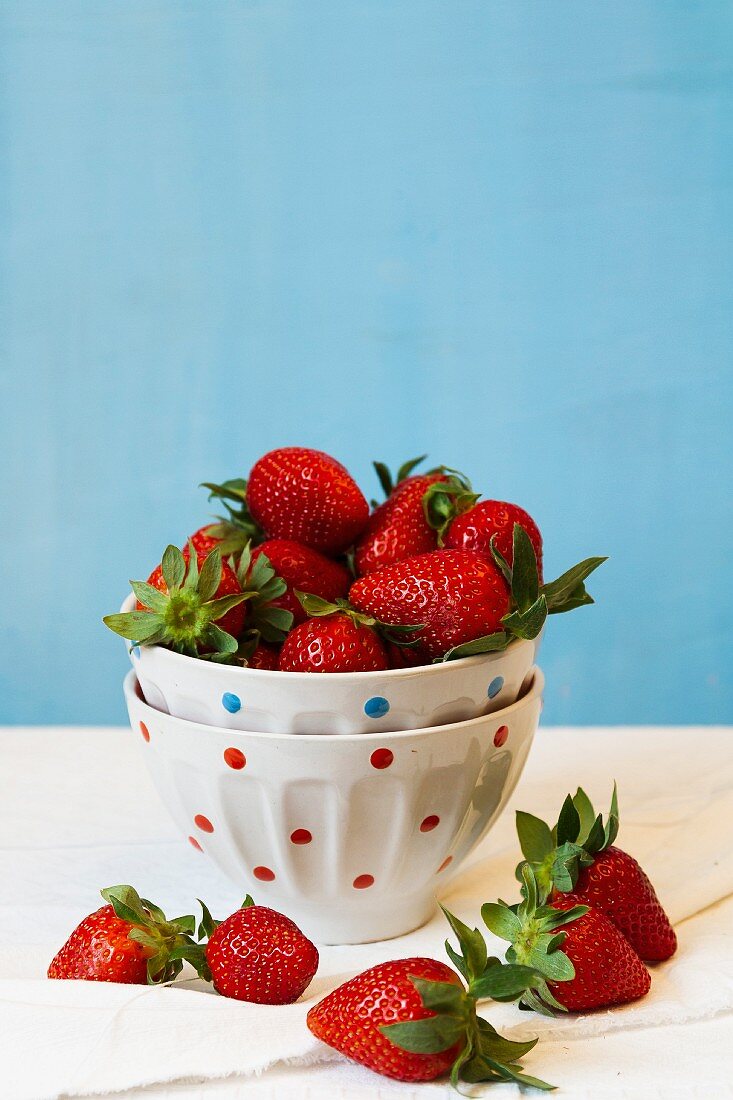 Frische Erdbeeren in gepunkteter Schale