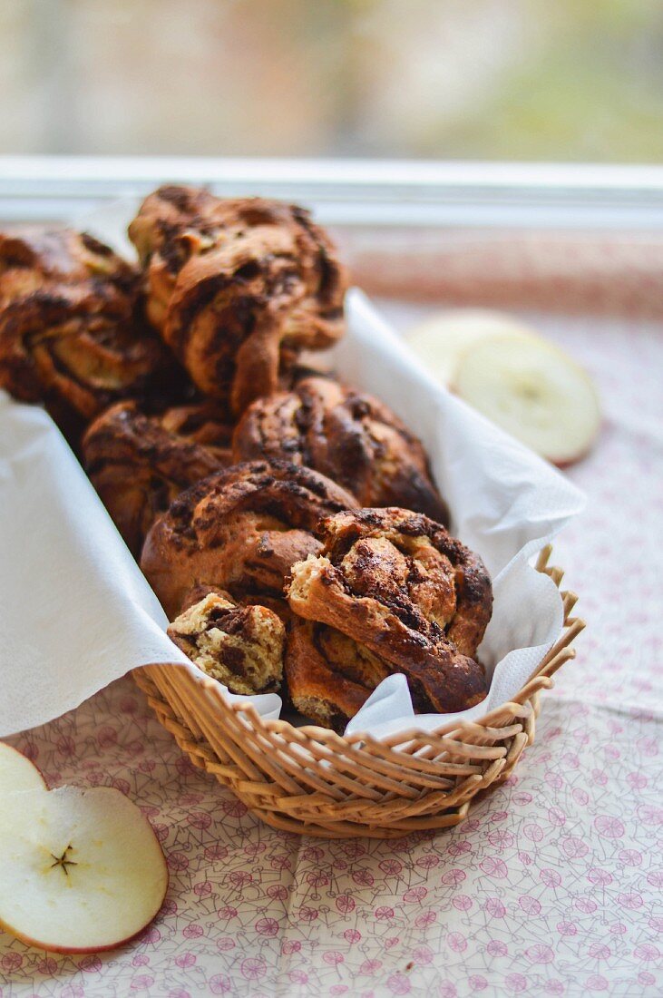 Mandel-Apfel-Gebäck mit Schokolade im Brotkorb