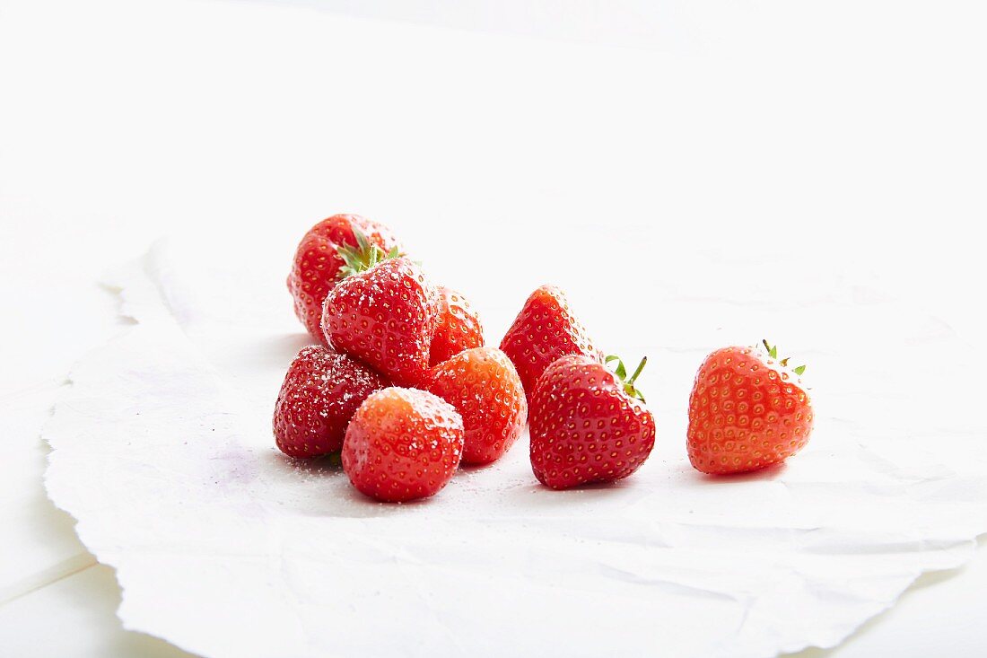 Erdbeeren auf weißem Papier