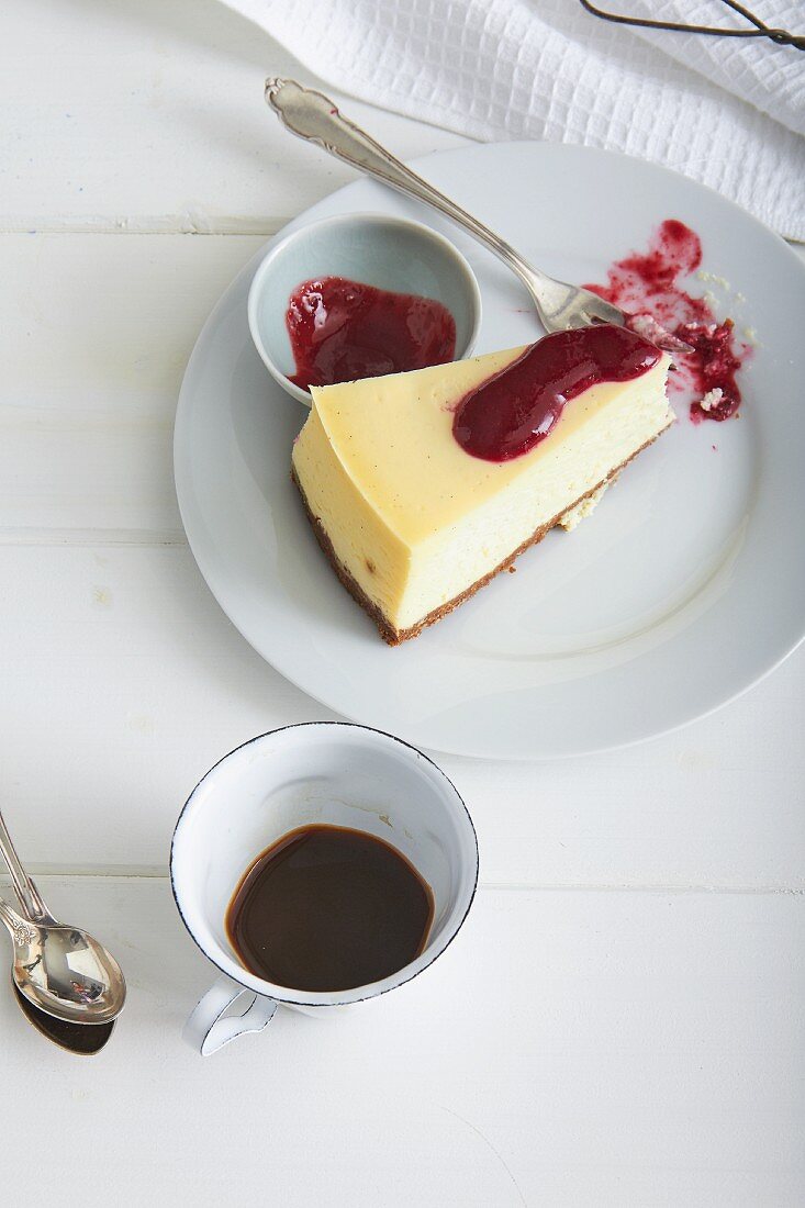 Käsekuchen mit Himbeersauce und Kaffee