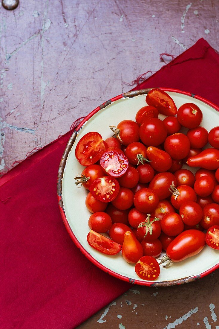 Verschiedene Tomaten auf Teller