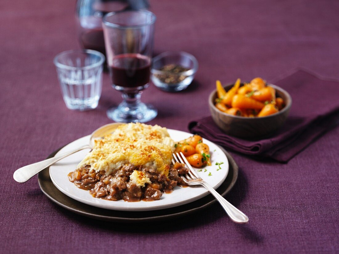 Cottage Pie mit gebratenen Babymöhren (England)