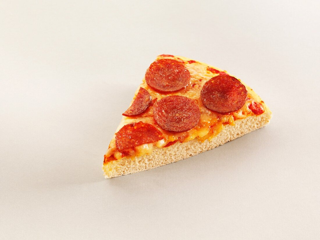 Ein Stück Pizza mit Peperoniwurst