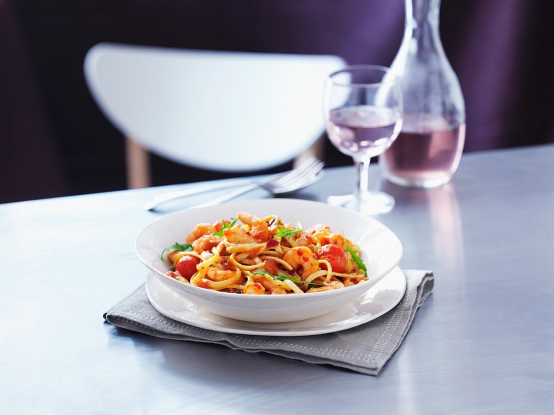 Linguine with prawns, tomatoes and rocket