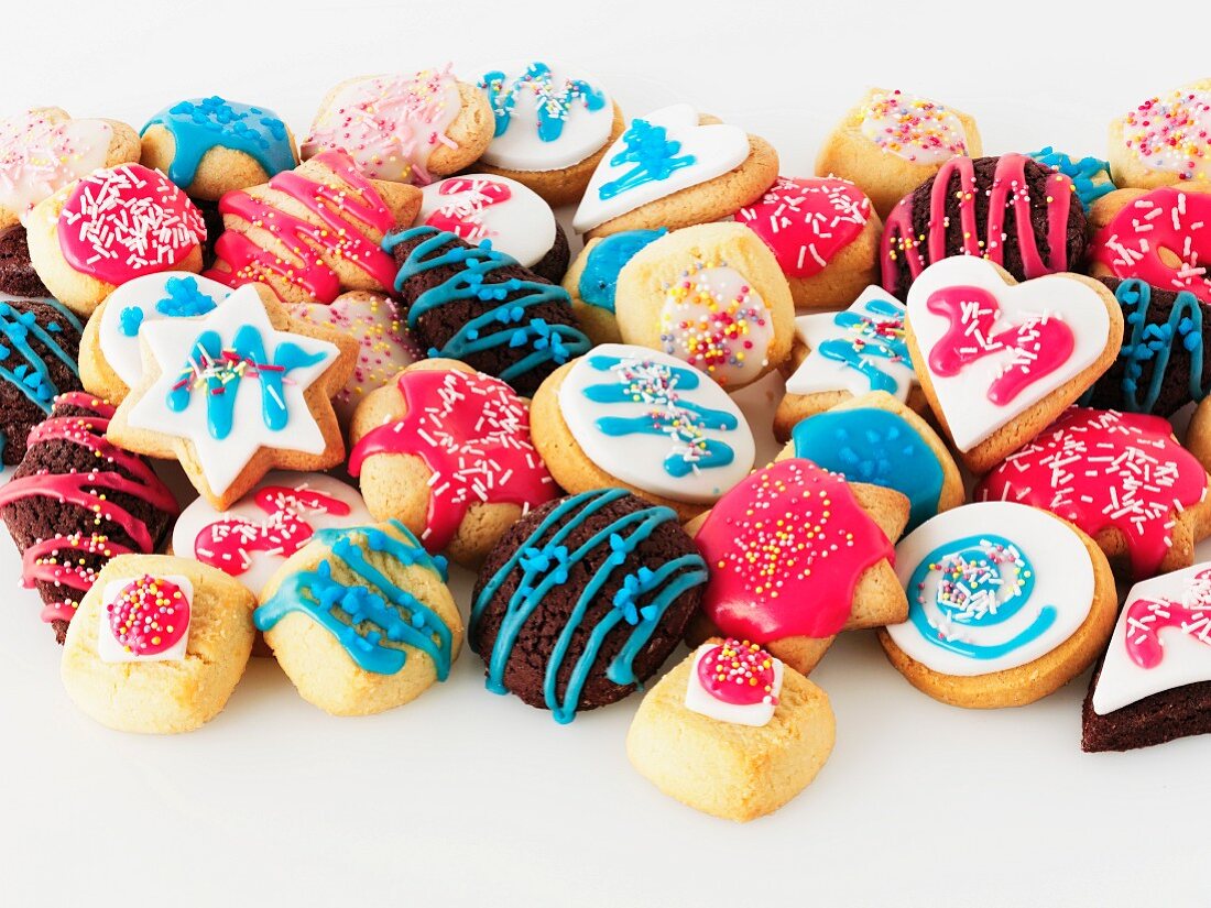 Verschiedene Kekse mit bunter … – Bilder kaufen – 11335393 StockFood