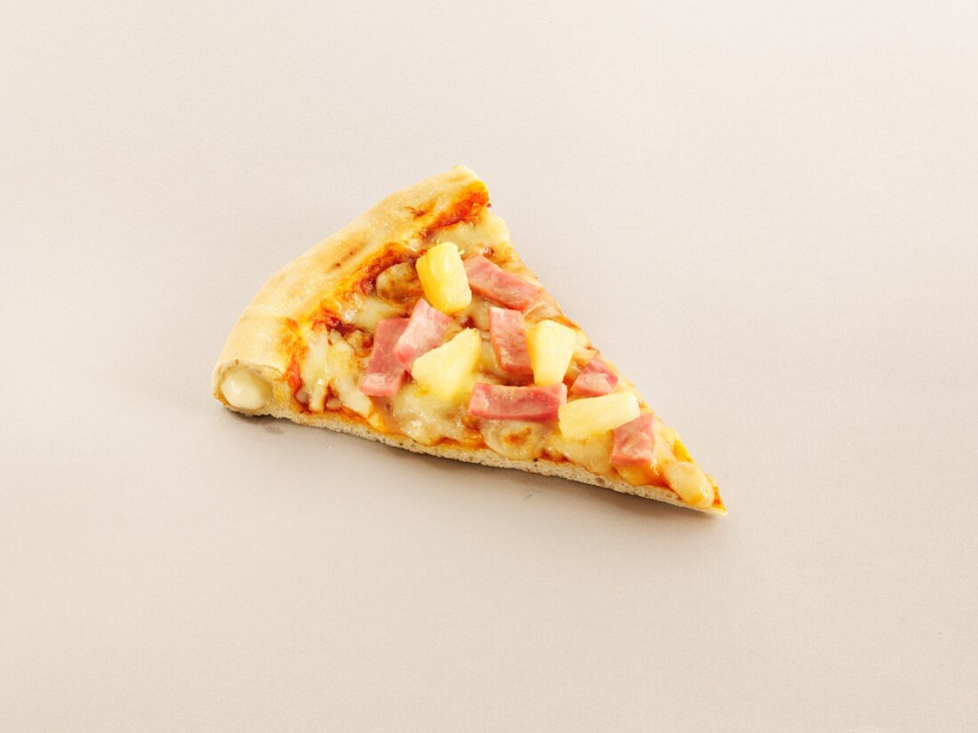 Ein Stück Pizza mit Schinken, Ananas und gefülltem Rand