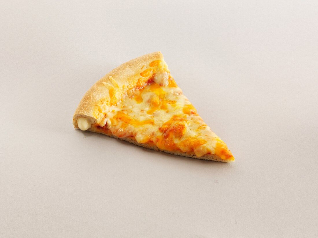 Ein Stück Käsepizza mt gefülltem Rand