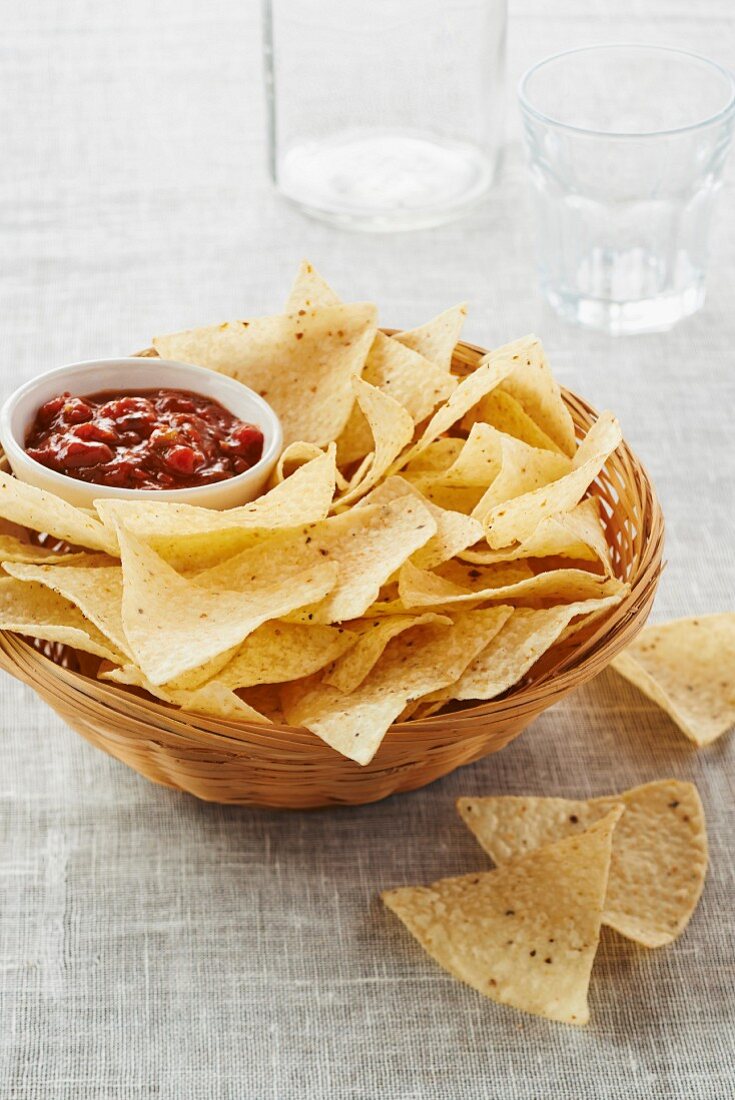 Salsa und Tortillachips im Korb