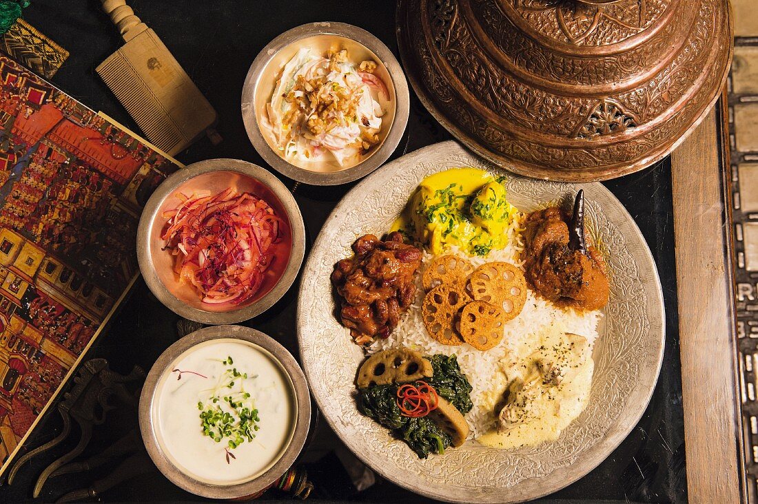 Verschiedene Gerichte aus Kaschmir im Restaurant