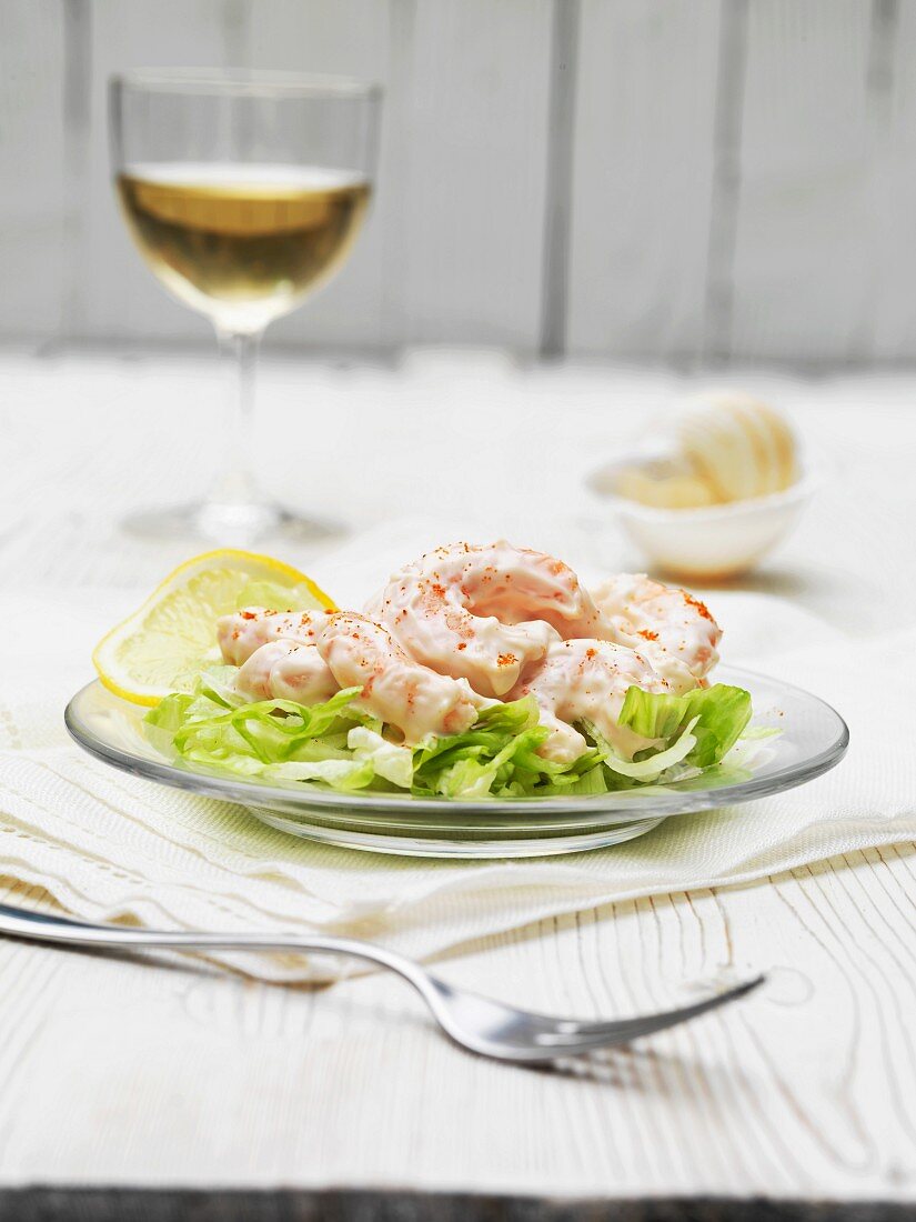 Garnelencocktail mit Paprika, Zitronenscheibe auf Blattsalat