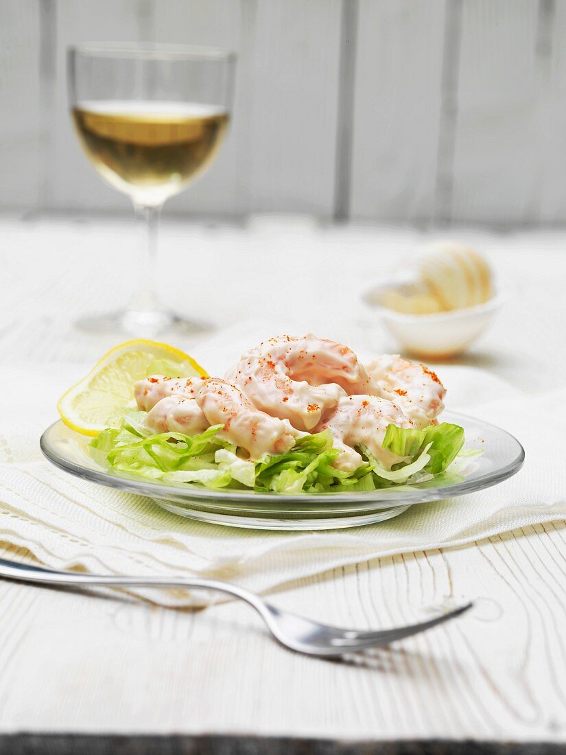 Prawn cocktail with peppers, lemon slices and lettuce