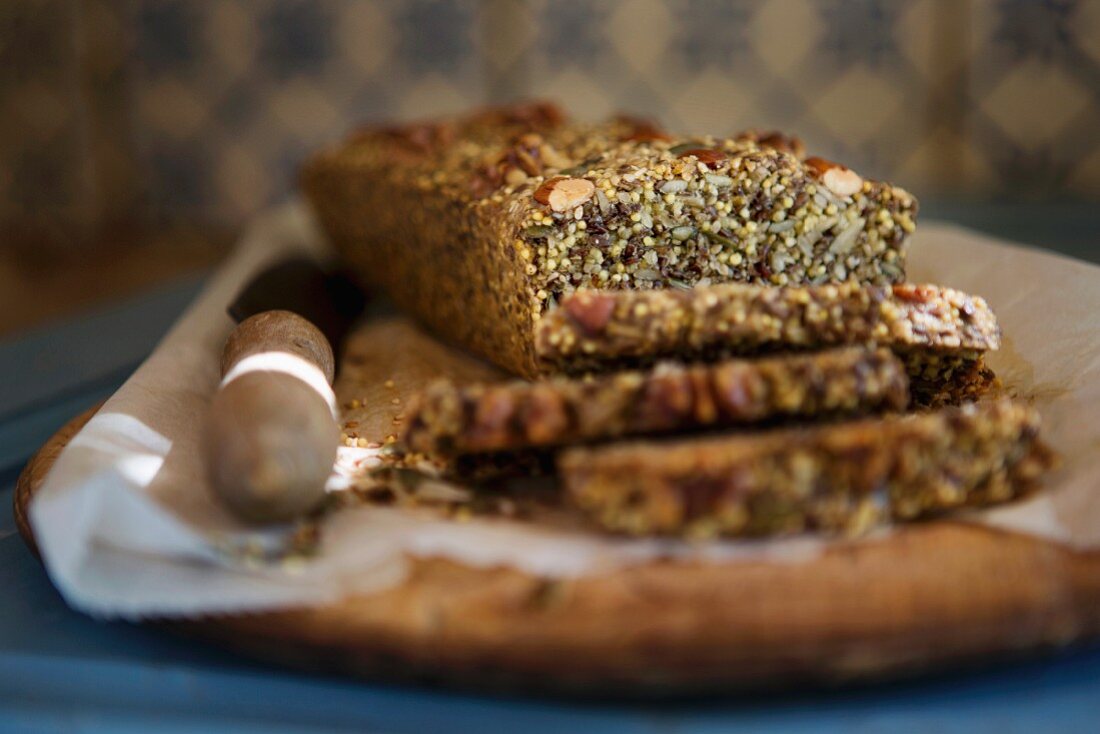 Glutenfreies Kornbrot auf Küchentisch