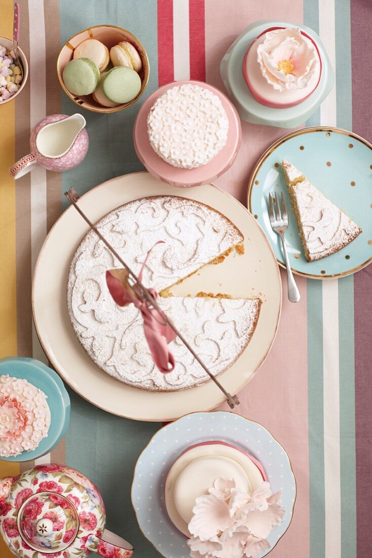 Teatime mit nostalgischem Flair, auf Platte angeschnittene Torte und Kuchenteller