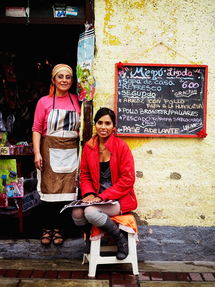 Linda - traditionelles Restaurant zum Mittagessen in Lima, Peru - Zwei Frauen und Menütafel am Eingang