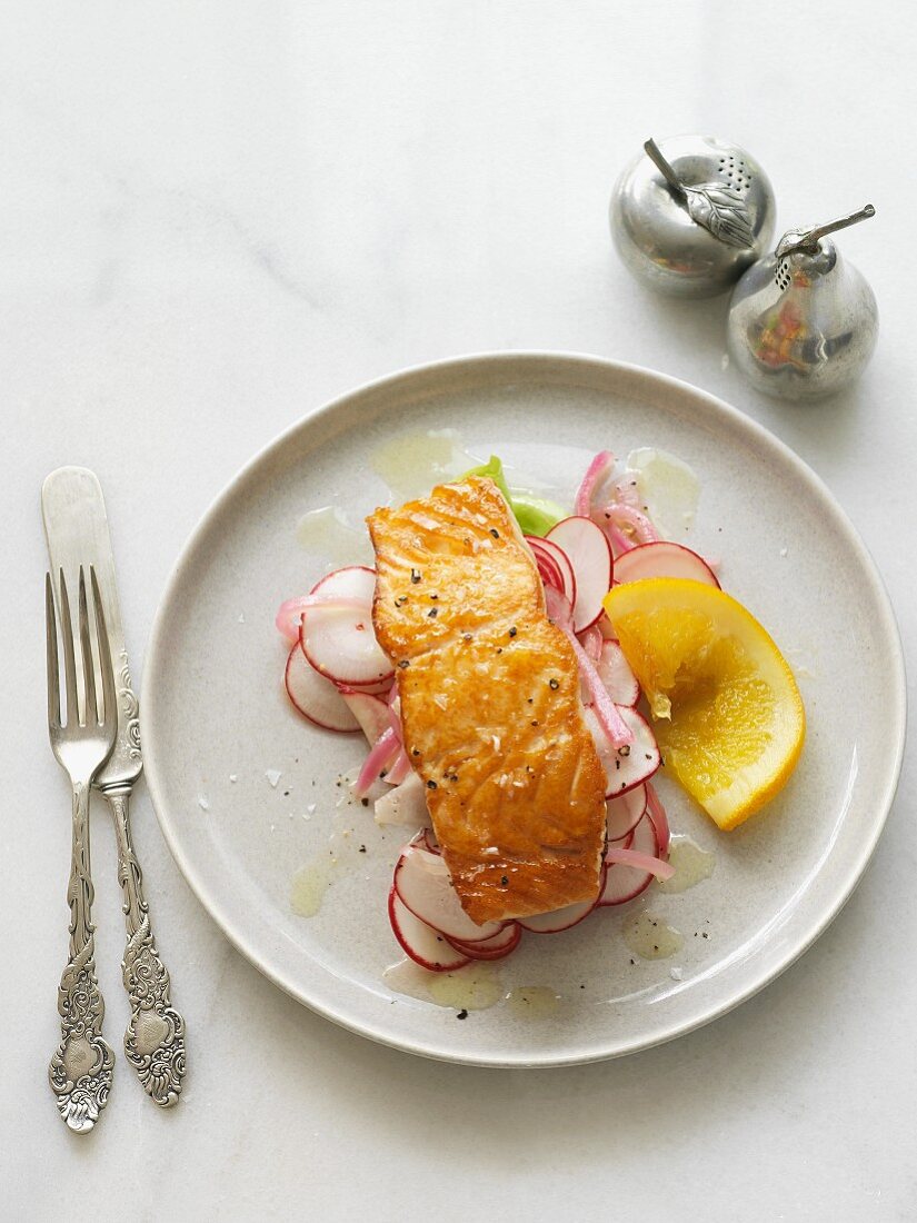 Mit Orange glasierter Lachs auf Radieschenbett