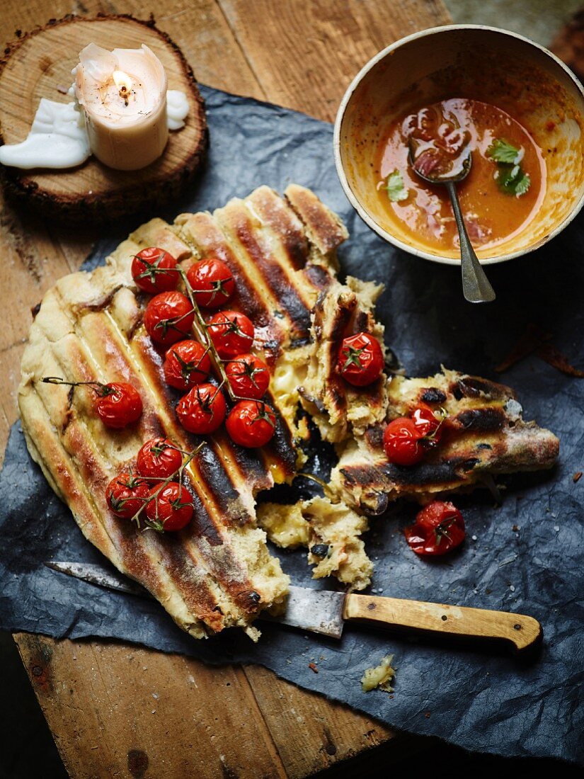 Gegrilltes Fladenbrot mit Kirschtomaten