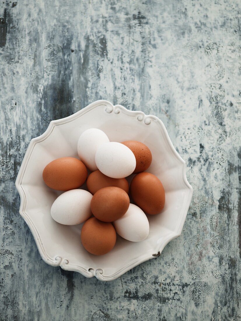 Braune und weiße Eier auf Keramikteller