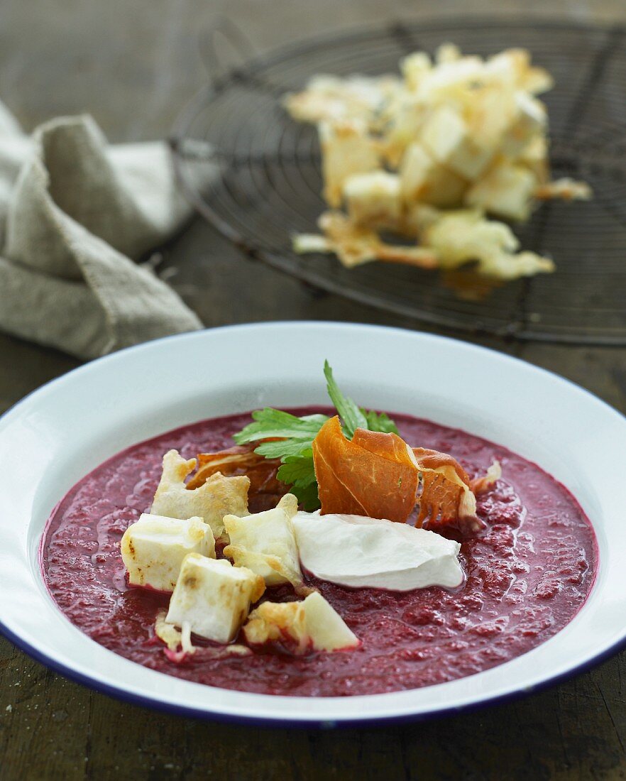 Rote-Bete-Suppe mit Knollensellerie und Creme Fraiche