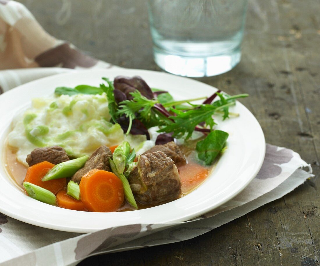 Schweinefleisch-Kasserole mit Gemüse und Kartoffelpüree