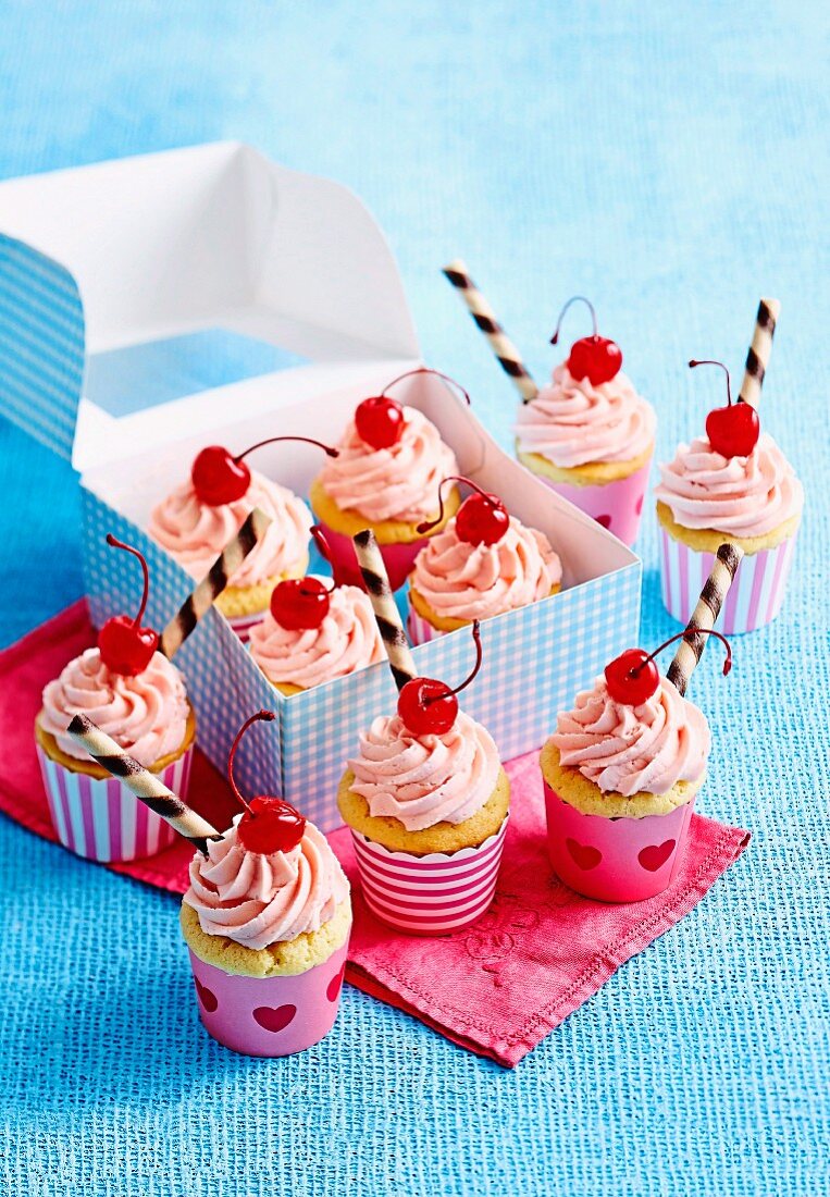 Cupcakes mit Buttercreme und Maraschinokirschen
