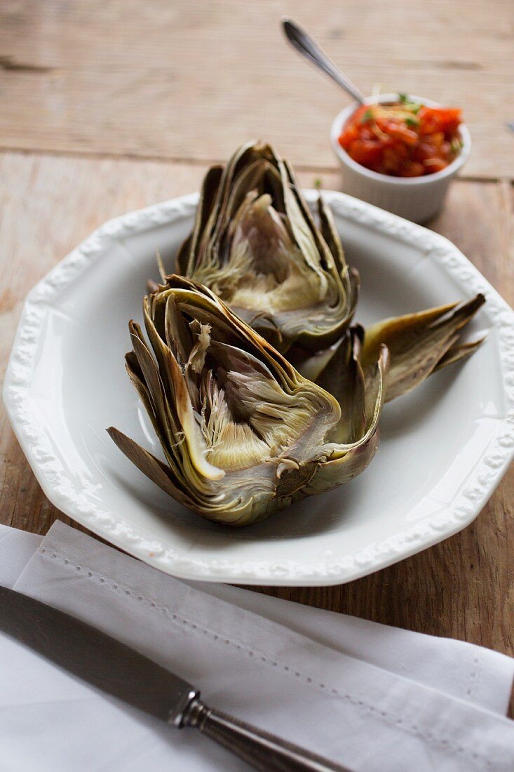 Gekochte Artischocke mit Tomatensalsa