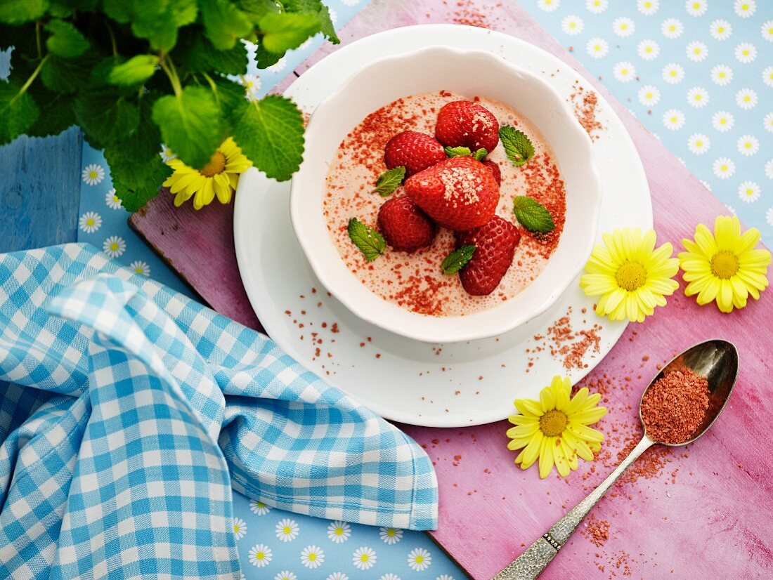 Dessert with strawberry cream and fresh strawberries