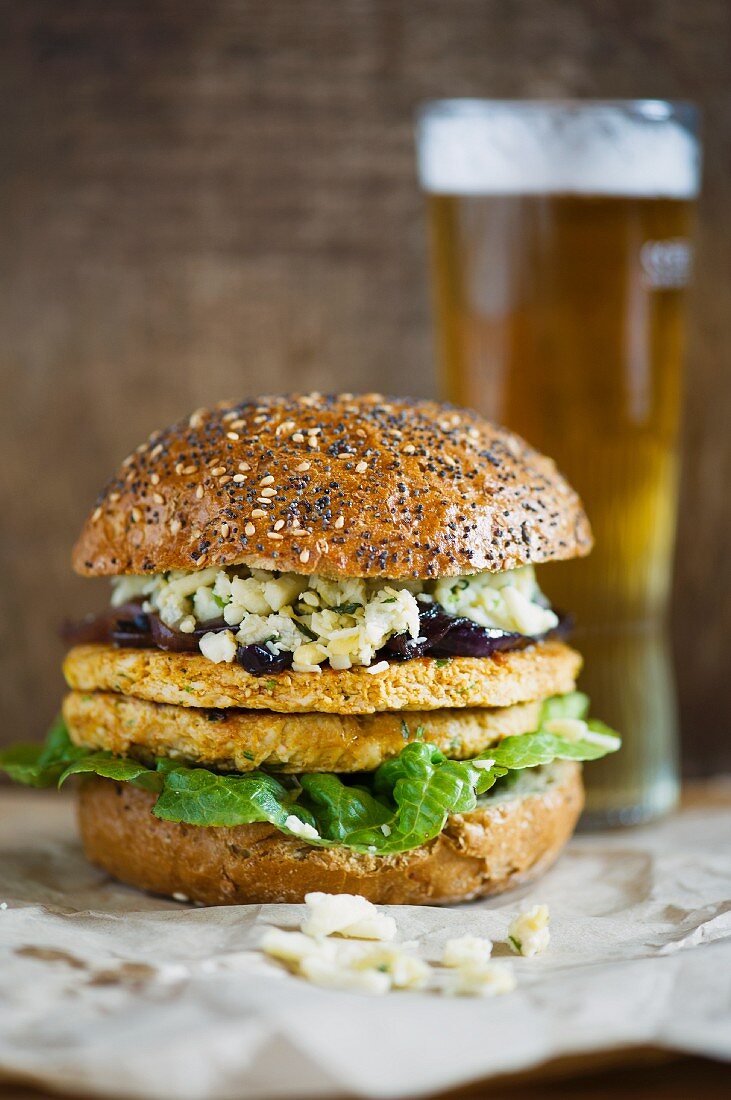 Hähnchen-Doppelburger mit Käse auf Papier