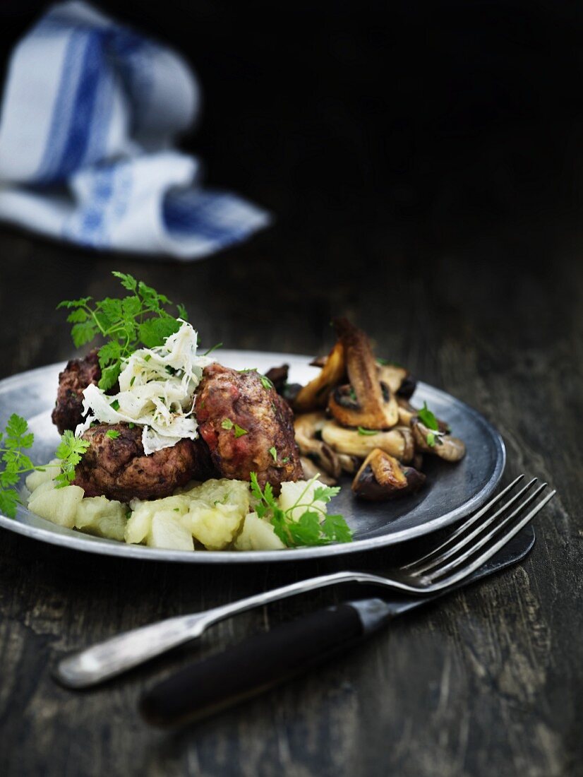 Frikadellen mit Kohlrabi und Pilzen