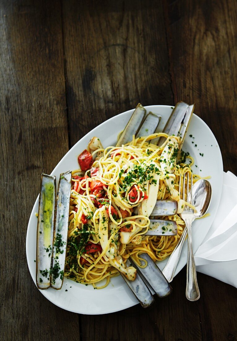 Spaghetti with razor clams and tomatoes