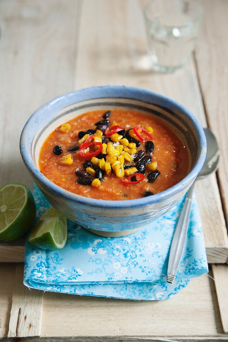 Süsskartoffel-Tomatensuppe mit Chili, Zuckermais und schwarzen Bohnen