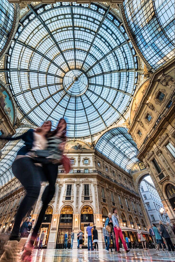 Blick auf die imposante Glaskuppel im Shopping-Paradies Galleria Vittorio Emanuele II, Mailand