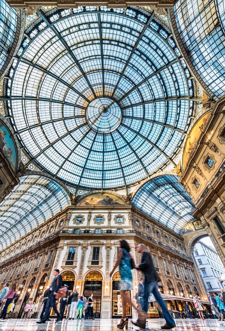 Unter dem Glasdach der Galleria Vittorio Emanuele II sind hier alle Luxusmarken der Welt untergebracht, Mailand