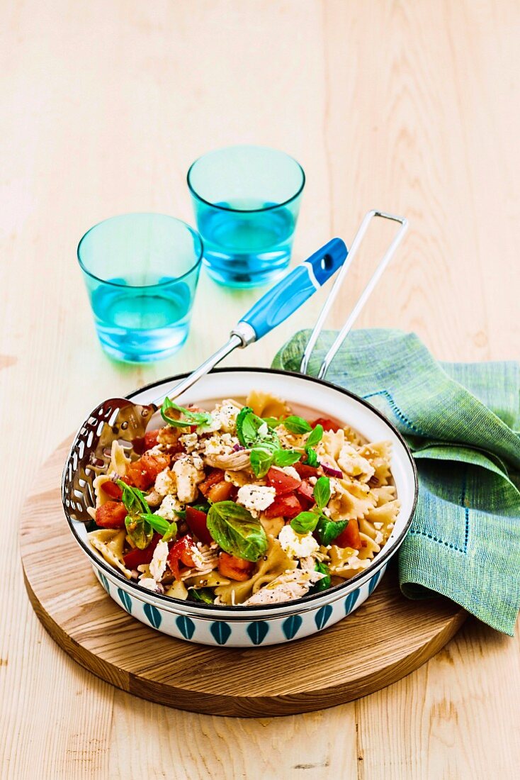 Farfalle mit Hähnchenfleisch und Tomaten