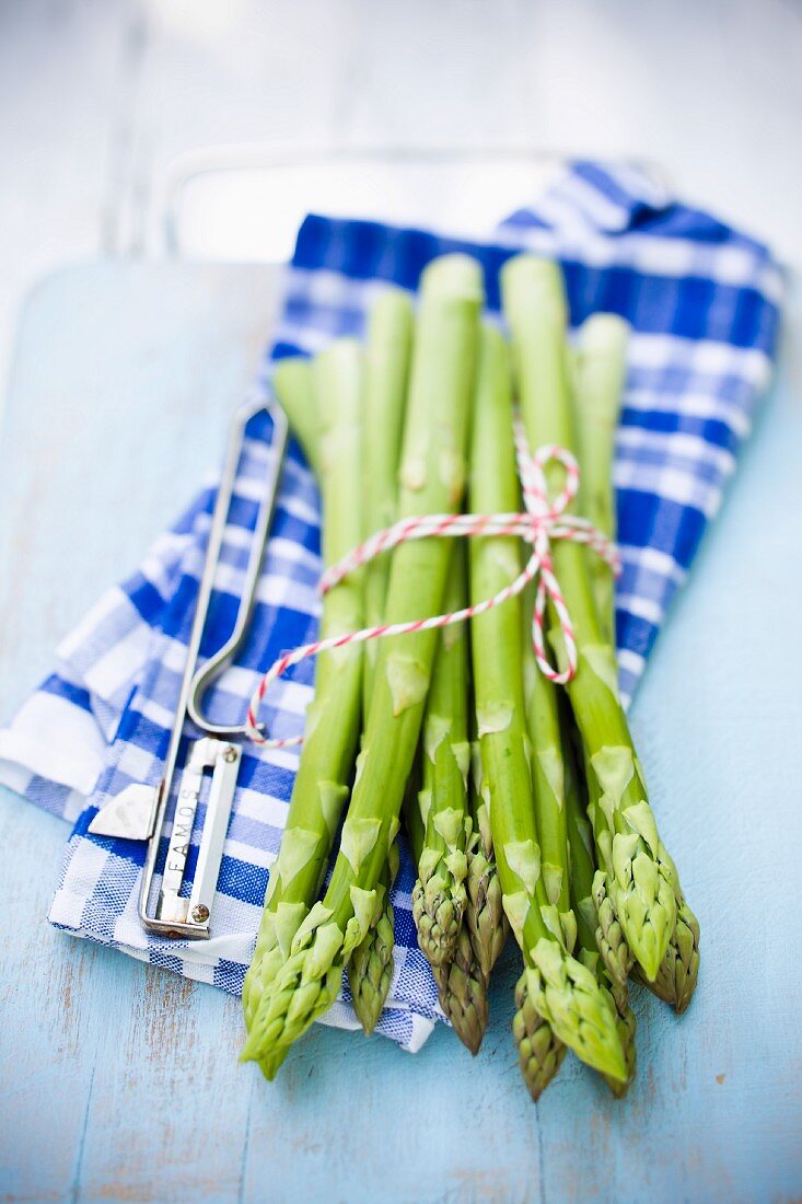 Green asparagus on a checked towel