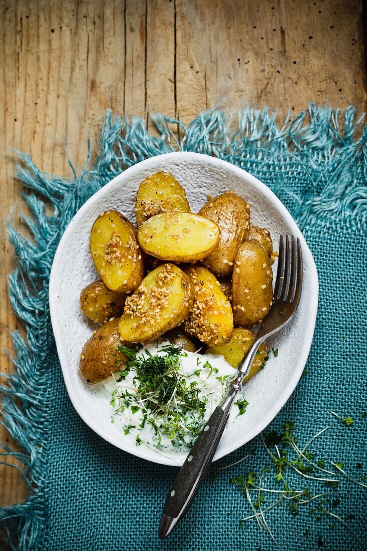 Sesamkartoffeln mit Kräuterquark