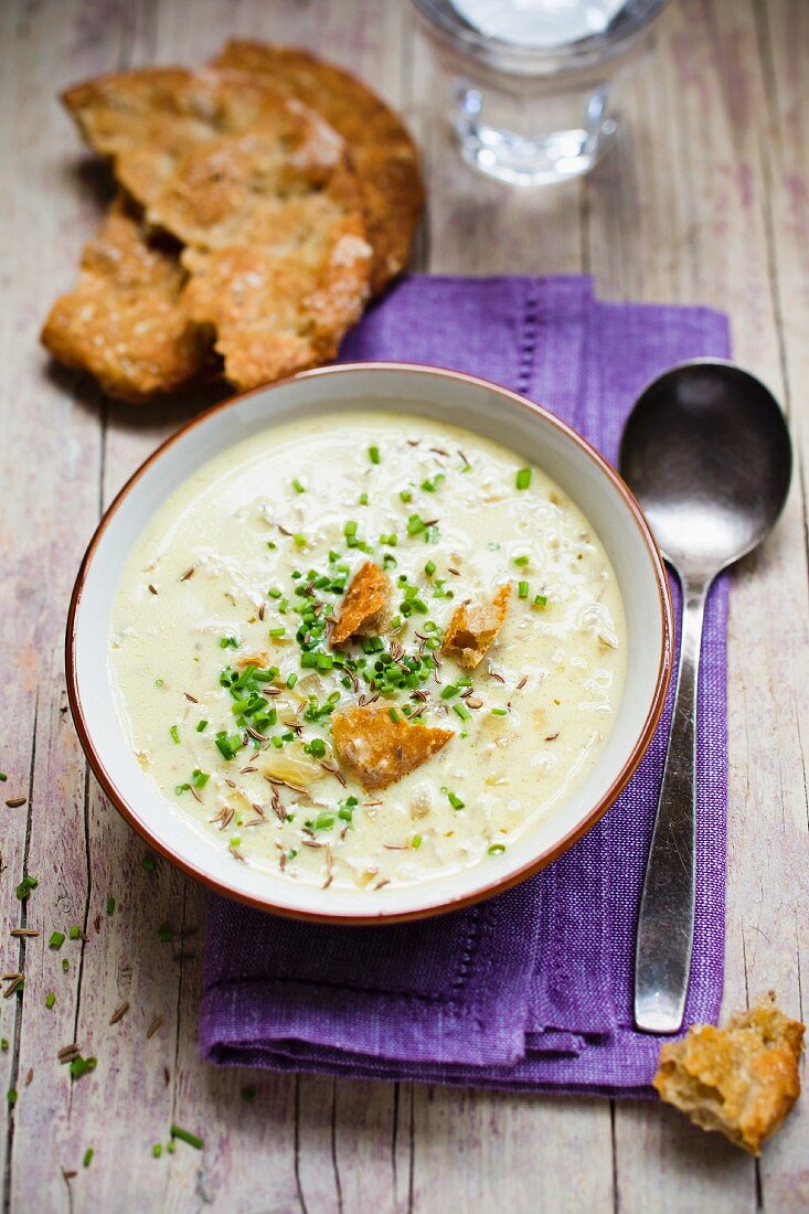 Zwiebel-Käse-Suppe mit Croûtons