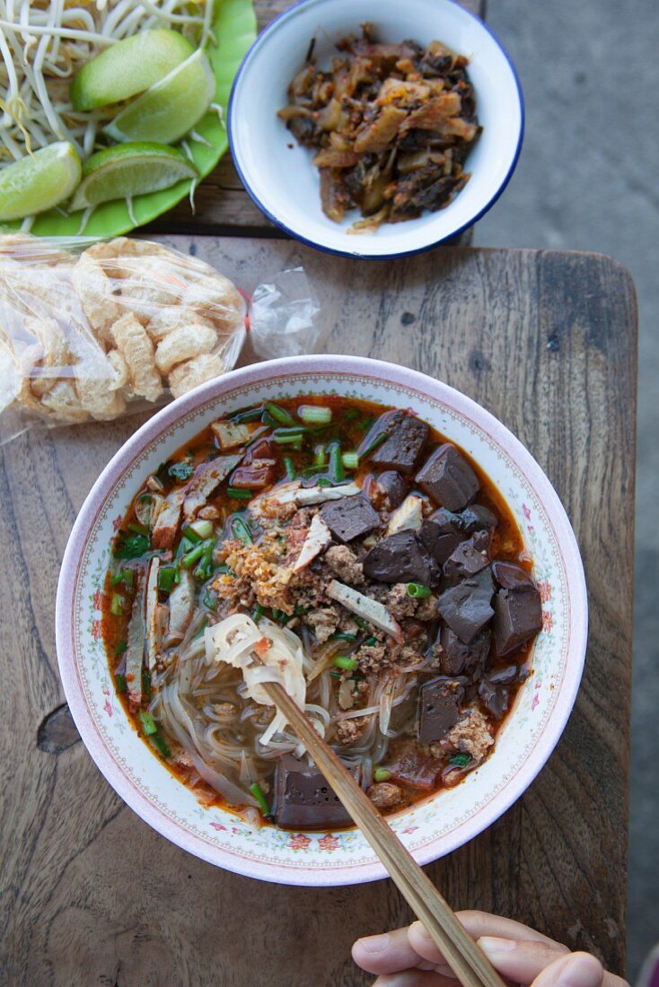 Nudelsuppe mit Bohnensprossen und Schweinefleisch (Thailand)
