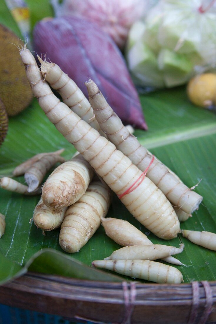 Thailändisches Gemüse auf Bananenblatt