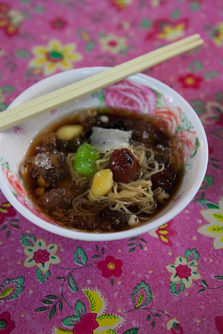 Verschiedene Bohnen und eingemachte Früchte in Sirup (Thailand)