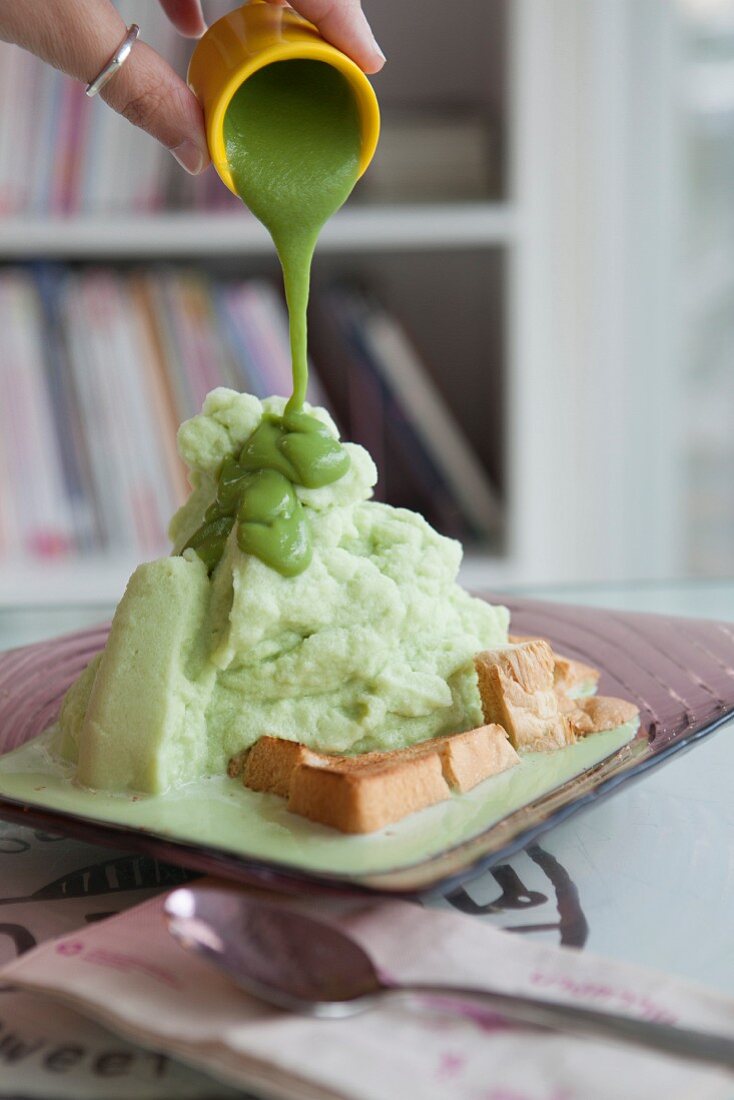 Toast with shaved ice and pandan cream (Thailand)