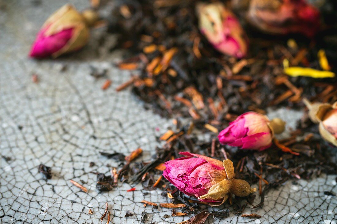 Getrockneter schwarzer Tee und Rooibos mit Rosenknospen