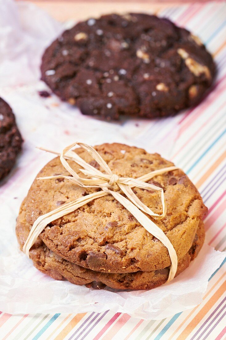 White and dark chocolate cookies