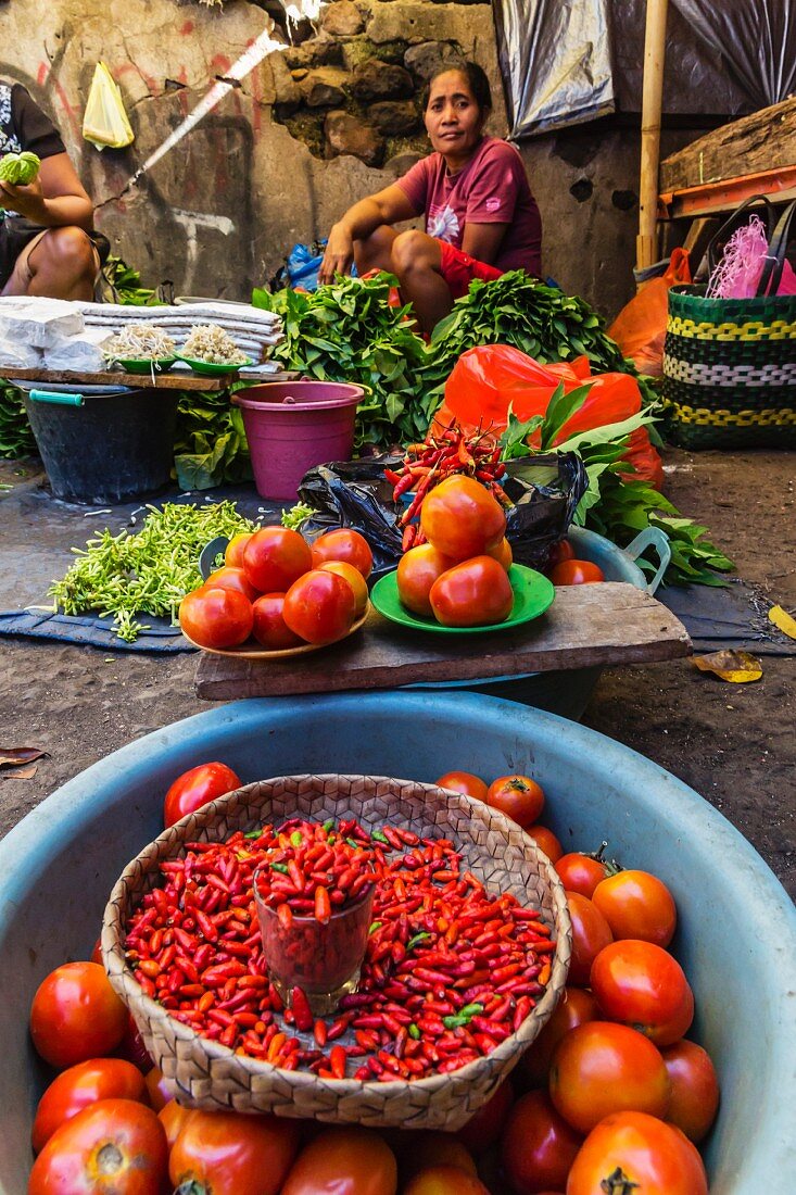 Frauen verkaufen frisches Obst, Gemüse, Fisch und Gewürze in Larantuka (Hauptstadt der Insel Flores, Indonesien, Südostasien)