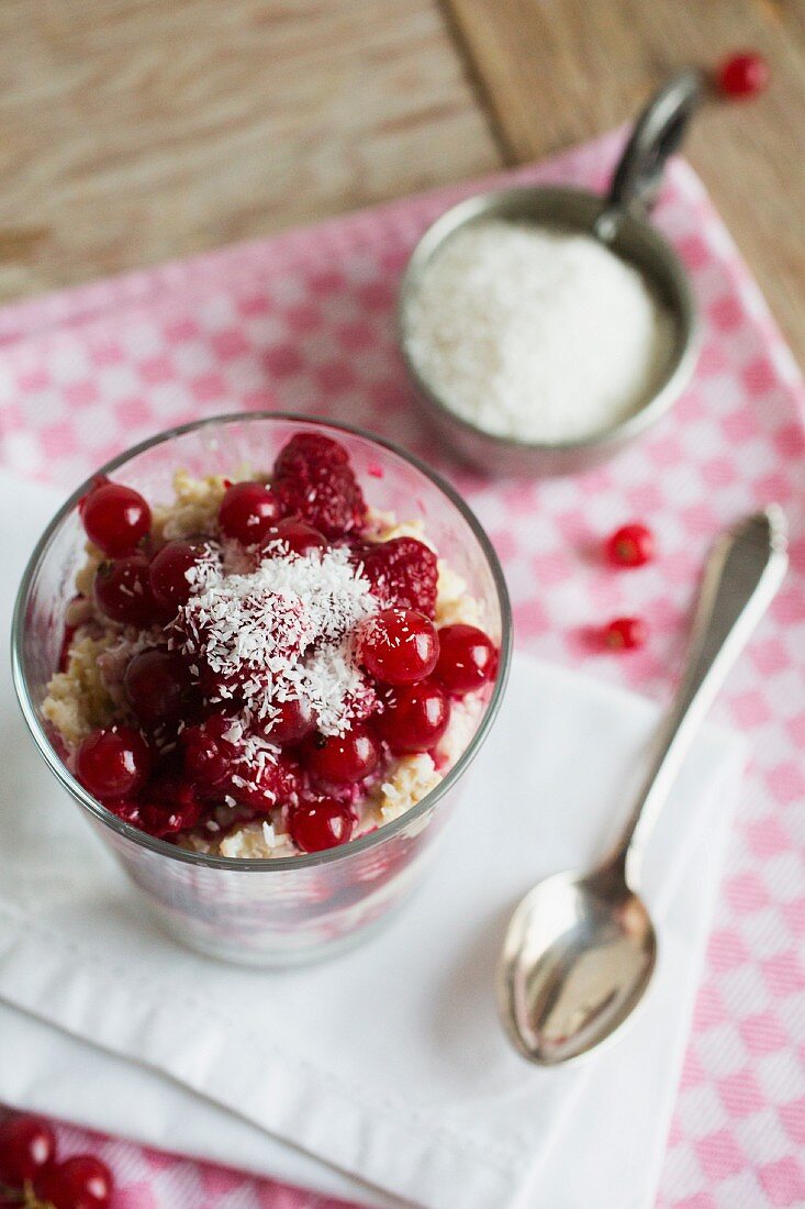 Kokosporrigde mit Himbeeren und roten Johannisbeeren