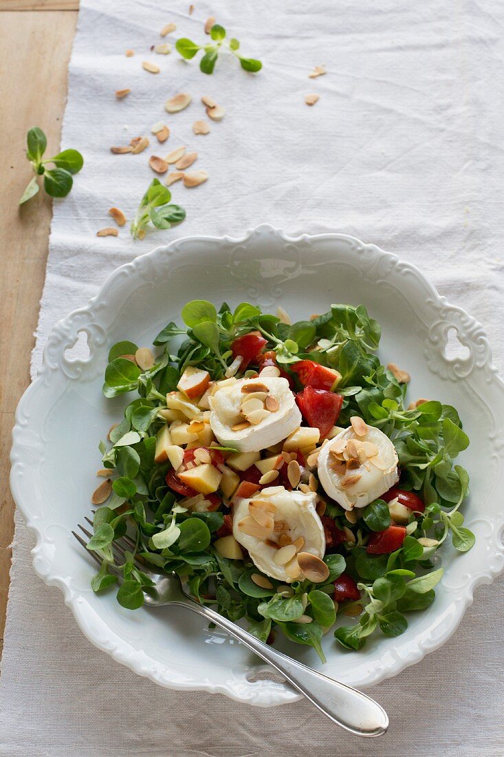 Ziegenkäse mit Mandelblättchen auf Feldsalat