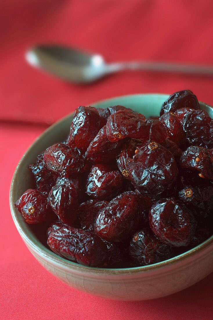 Getrocknete Cranberries in Keramikschale