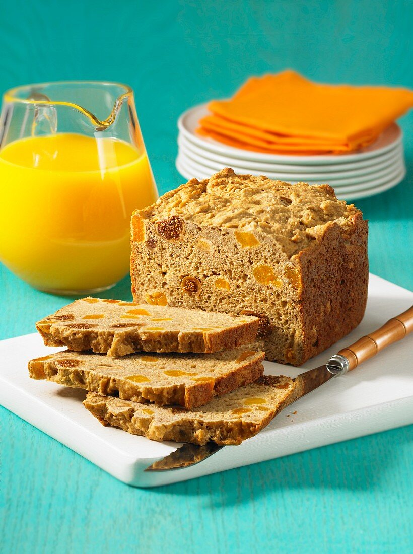 Feigen-Aprikosen-Brot und Orangensaft
